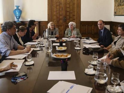 La alcaldesa con los expertos del Comisionado de la Memoria Histórica.