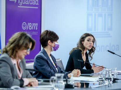 Desde la izquierda, la vicepresidenta tercera y ministra para la Transición Ecológica y el Reto Demográfico, Teresa Ribera; la ministra portavoz, Isabel Rodríguez; y la ministra de Igualdad, Irene Montero, este martes tras el Consejo de Ministros.