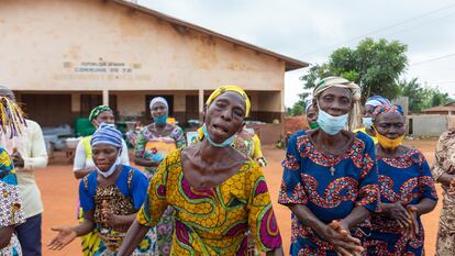 Las mujeres de Agbonhounssou bailan para dar la bienvenida a la comitiva de la fundación Anesvad que ha ido de visita, la primera desde la pandemia. En el centro social de este pueblo tiene lugar una sesión de formación para detectar ETD. Tambien se aprovecha para hablar de igualdad de género.