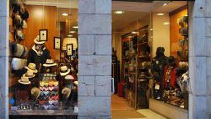 La sombrerer&iacute;a tiene dos tiendas en el centro de Oviedo. El escaparate de la imagen corresponde a la m&aacute;s grande de ellas, ubicada en la calle Magdalena, a pocos metros del ayuntamiento.