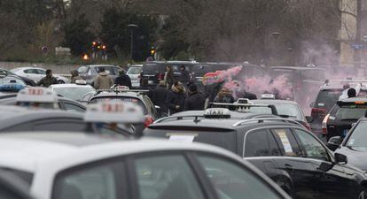 Un grupo de taxistas en la protesta que han convocado en París.