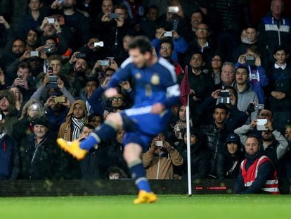 Aficionados toman fotografías a Messi durante un partido amistoso entre Argentina y Croacia.