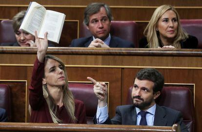 El líder del Partido Popular, Pablo Casado, señala un ejemplar con la Constitución española y el Reglamento de la Cámara, que sostiene la portavoz del partido en el Congreso, Cayetana Álvarez de Toledo, durante la intervención de la diputada de EH Bildu Mertxe Aizpurua.