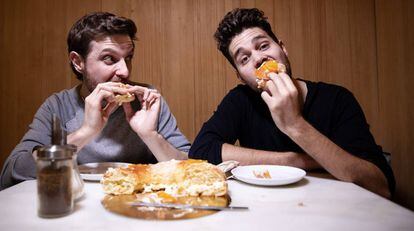 Los dramaturgos Iker Azkoitia y Lluis Mosquera (izquierda) coinciden con sus obras en el Teatro Lara.