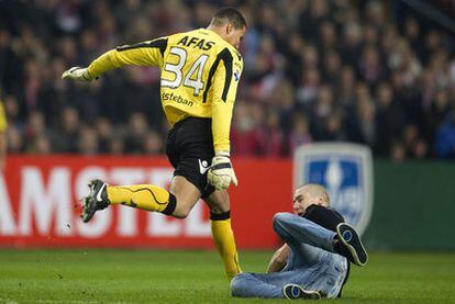 El portero del AZ Alkmaar golpea a un hinca que invadió el campo y le agredió.