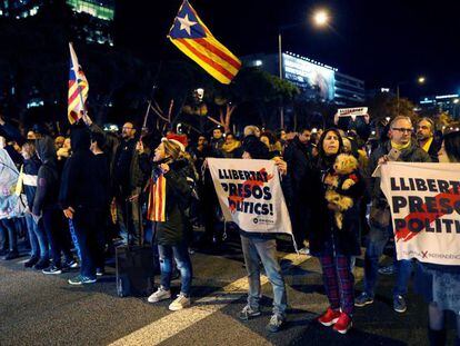 Protestas a las puertas del acto organizado por Fomento del trabajo al que asistieron Sánchez y Torra tras su reunión.