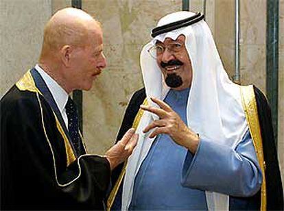 El jefe de la delegación iraquí, Ezzat Ibrahim, conversa con el príncipe Abdalá de Arabia Saudí en Beirut.