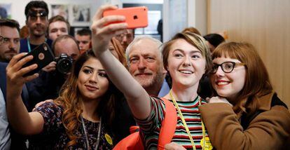 Seguidoras de Jeremy Corbyn, haci&eacute;ndose un selfi con &eacute;l durante la campa&ntilde;a electoral, en Leeds (Inglaterra).