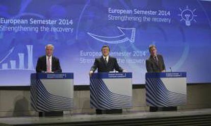 El presidente de la Comisión Europea (CE), José Manuel Durao Barroso (c), el vicepresidente de la CE y comisario de Asuntos Económicos y Monetarios, Olli Rehn (i), y el comisario europeo de Trabajo, László Andor (d), durante la presentación de un informe, el pasado mes de noviembre en Bruselas. EFE/Archivo