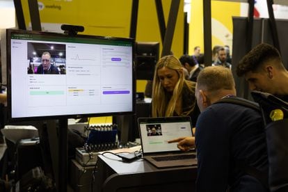 Un asistente al 4YFN prueba la tecnología de la 'startup' Emocional, que analiza los estados de ánimo de los trabajadores mediante una inteligencia artificial.