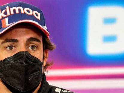 El piloto español de Fórmula 1, Fernando Alonso, con una gorra de la marca que fundó, Kimoa. 