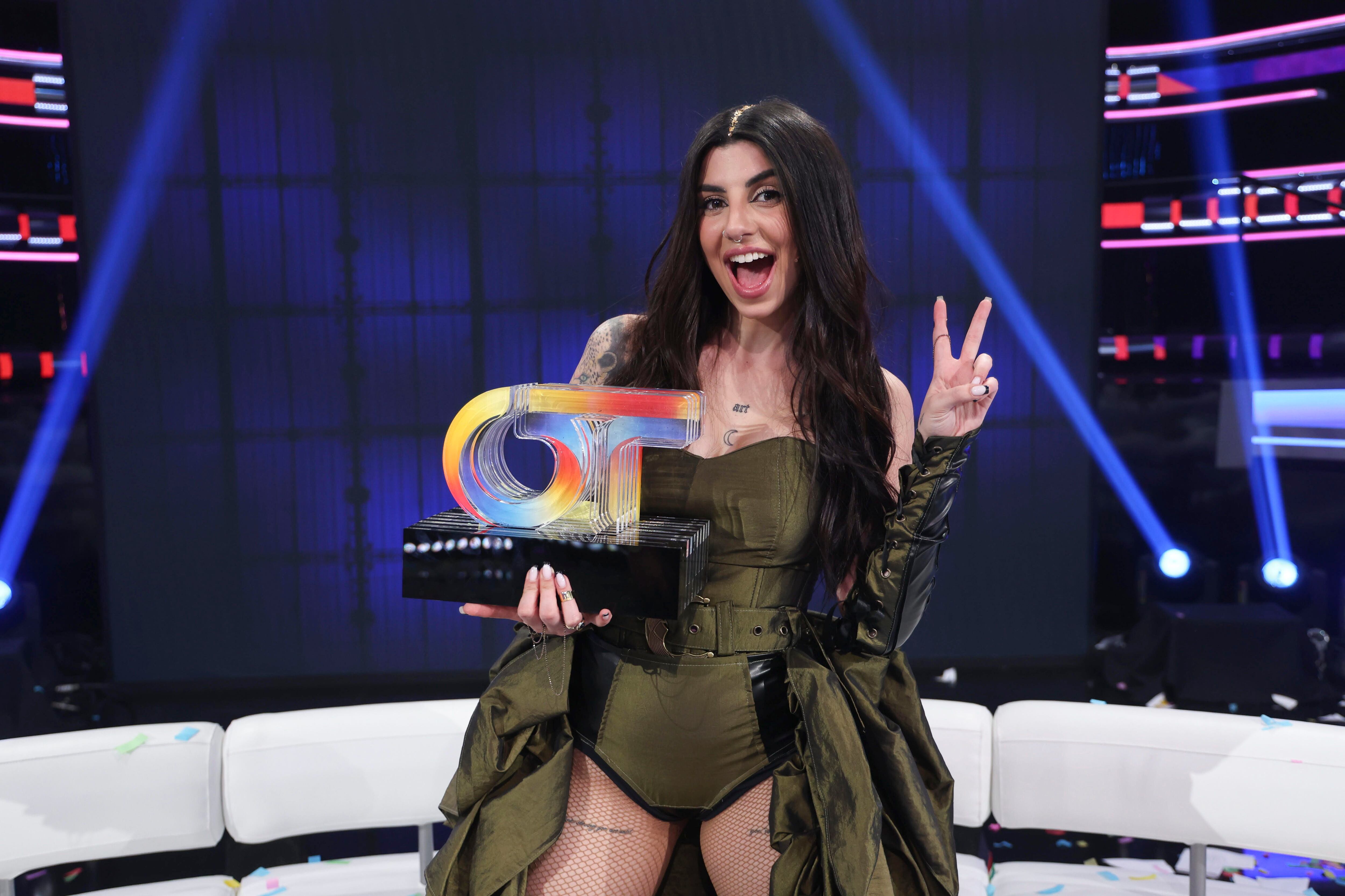 Naiara Moreno sujeta el trofeo de ganadora de 'Operación Triunfo'.