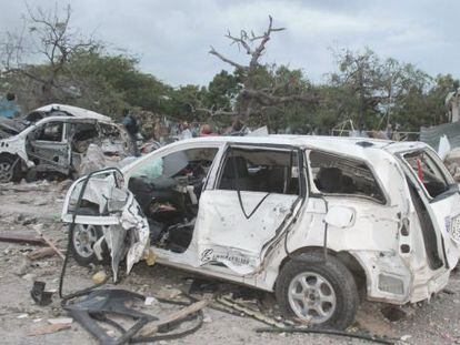 Coches destruidos tras un atentado en Mogadiscio cuya autor&iacute;a fue asumida por Al Shabab.
