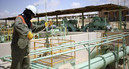 Un operario trabaja en la terminal petrolera de Zueitina (Libia).