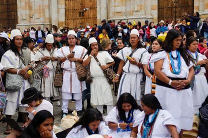 Los indígenas arahuacos esperan el inicio de la ceremonia de posesión del nuevo presidente Gustavo Peto en la plaza de Bolívar en Bogotá.