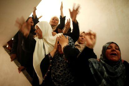 La noche del viernes, en un discurso televisado a la nación, el presidente palestino pidió a la ONU que actuase para “proteger al pueblo palestino de la agresión israelí”. Poco después se celebró a puerta cerrada una reunión del Consejo de Seguridad de las Naciones Unidas, pero los representantes de los 15 países miembros del consejo no alcanzaron a consensuar un texto sobre Gaza. En la imagen, familiares lloran durante el funeral del joven Hamdan Abu Amshah en Beit Hanoun, al norte de la Franja de Gaza.
