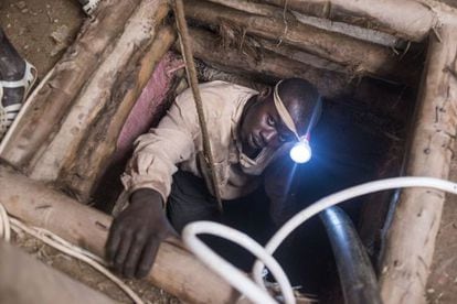 Un trabajador se introduce en una mina ilegal.