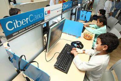 Niños hospitalizados en la CiberCaixa del hospital La Paz de Madrid.