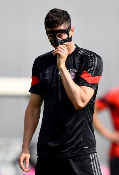 Lewandowski sigue llevando una máscara protectora.
