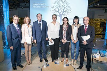 Emiliano Martínez (vicepresidente de la Fundación Santillana), María Teresa de la Iglesia (Ciudadanos), Ángel Gabilondo, la periodista Susana Pérez de Pablos, Sandra Moneo (PP), Sandra Mínguez (Podemos) y Mariano Jabonero (director de Educación Fundación Santillana).