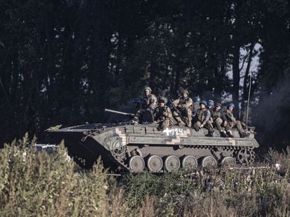 Soldados ucranios patrullaban el viernes después de que Kiev recuperara algunas localidades en Járkov.