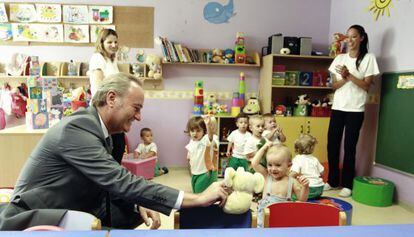 El presidente de la Generalitat, Alberto Fabra, hoy durante una visita a un centro de atenci&oacute;n de menores en Valencia.