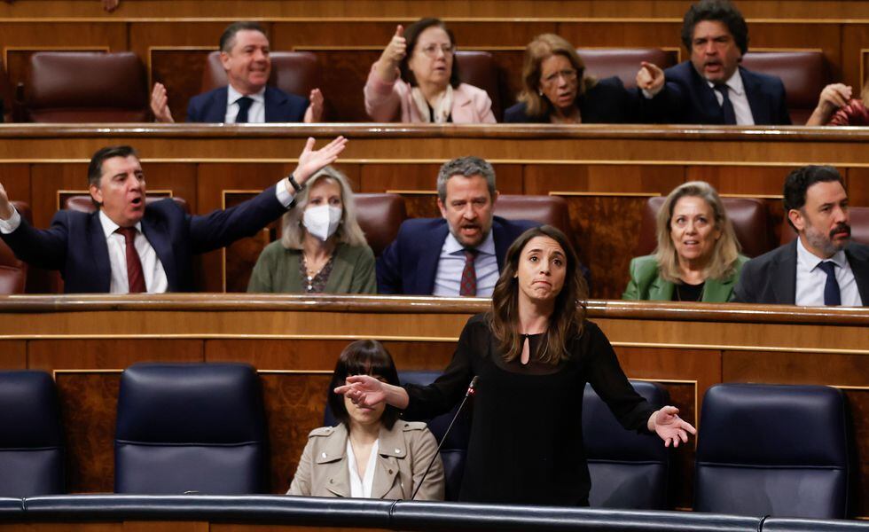 La bancada del PP protesta durante la intervención de la ministra de Igualdad