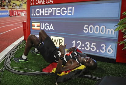 El atleta ugandés Joshua Cheptegei celebra este viernes en Mónaco haber logrado el récord del mundo en 5.000 metros.