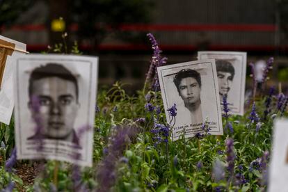 Fotografías colocadas por los familiares de personas desaparecidas.
