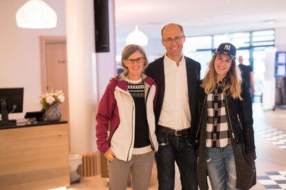 Los padres de Magnus Carlsen, Sigrun y Henrik, junto a una de sus tres hermanas, Ingrid