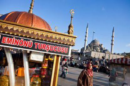 Un puesto ambulante junto a la Mezquita Nueva, en el centro histórico de Estambul.