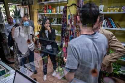 Carlos, el propietario del herbolario Aurora que denuncia inseguridad y ataques a su establecimiento, explica la situación a la delegada del Gobierno, Mercedes González (en el centro).