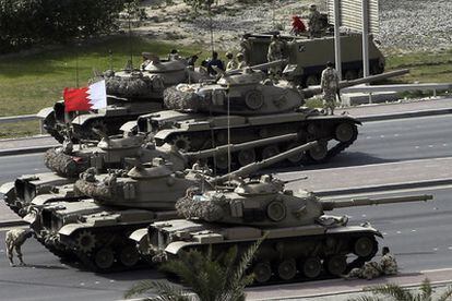 Varios tanques del Ejército bahreiní toman posiciones en las inmediaciones de la plaza de la Perla de Manama, donde se levantaba el campamento de manifestantes.