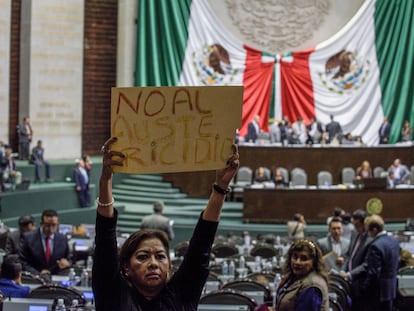 Protesta en contra de la aprobación de la Ley de Austeridad Republicana en la Cámara de Diputados, en octubre de 2019.