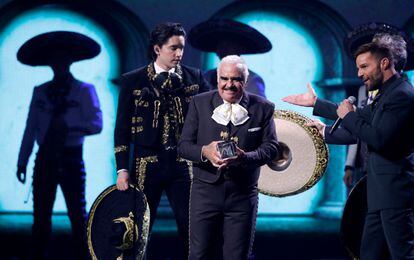 El cantante Ricky Martin entrega un premio a Vicente Fernández en la gala anual de los premios Grammy Latinos de 2019 en Las Vegas, Nevada.
