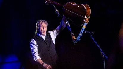 Paul McCartney, en un momento de su actuación en el Festival Glastonbury, el sábado.