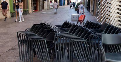 Terrazas cerradas en el centro de Lleida este jueves, cuando se han puesto en marcha las medidas especiales de restricción de movimientos.