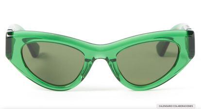 Si lo tuyo son los diseños a todo color, te gustarán estas gafas de sol de pasta verde de Bottega Veneta. Con patilla extra gruesa y logo en dorado.

450€