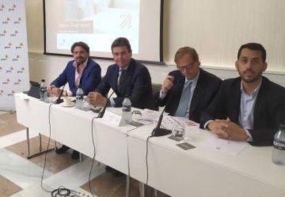 El presidente de Cehat,Jorge Marichal; el socio responsable de Turismo de PWC, Cayetano Soler, y el secretario general de Cehat, Ramón Estalella durante la presentación del informe.