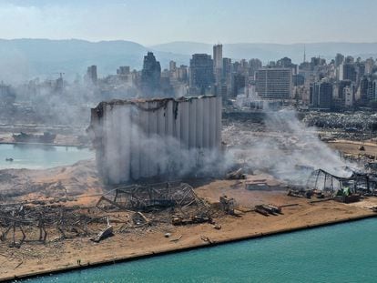 Vista aérea del daño causado por la detonación en los silos de granos del puerto de Beirut, este miércoles.