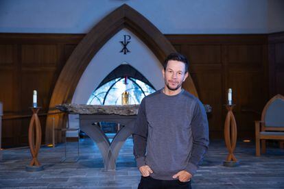 Mark Wahlberg, que estipula en sus contratos pausas periódicas para rezar, visitando una iglesia de Montana. 