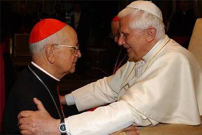 Benedicto XVI saluda ayer al cardenal español Eduardo Martínez Somalo en el Vaticano.