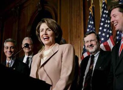 Nancy Pelosi, rodeada por otros congresistas demócratas, después de la votación de ayer.