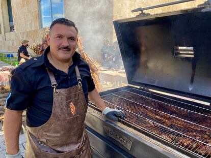 Javier Brichetto junto a su horno de campaña. J.C. CAPEL