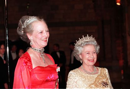Desde la muerte de su prima lejana la reina Isabel II en septiembre de 2022, Margarita es la única mujer que ostenta alguno de los tronos europeos. En la imagen, Margarita de Dinamarca e Isabel de Inglaterra, durante un acto oficial en Londres, en febrero del 2000.