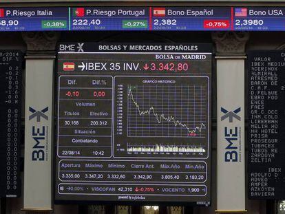 Vista general de las pantallas informativas de la Bolsa espa&ntilde;ola en Madrid.