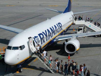 Los pasajeros suben a un avión Ryanair.