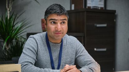Nick Mohammed, creador y coprotagonista de 'Intelligence', en la segunda temporada de la serie.