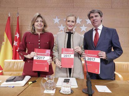 Cristina Cifuentes, acompañada por la consejera de Economía y el portavoz del Gobierno ayer.