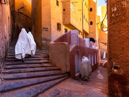 Mujeres mozabitas vestidas con el tradicional ‘haïk’ blanco en las calles de uno de los ‘ksour’ de la ciudadela de Gardaya, en Argelia.